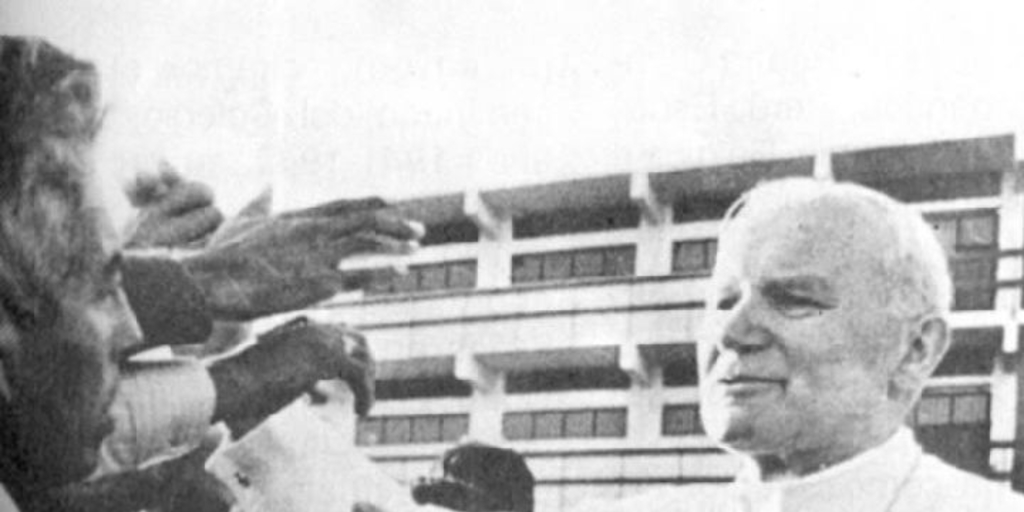 Papa Juan Pablo II bendiciendo a chilenos, 1985