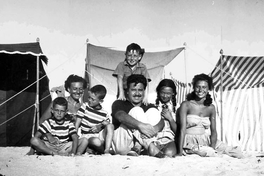 Hernández Parker con amigos y sus hijos Rafael y Silvia en el Quisco, 1954