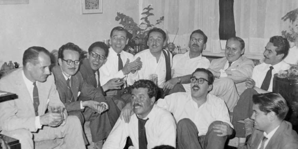 Luis Hernández Parker viendo el Mundial de Fútbol 1962, acompañado entre otros de José María Fuentes, Julio Lanzarotti, Pedro De la Barra, Agusto Olivares, Bibí de Vicenzi y José Cayuela
