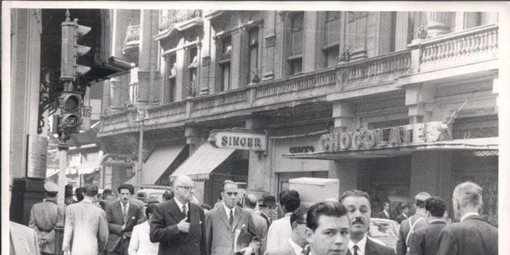 El presidente de la República Jorge Alessandri camina por el centro de Santiago, junto a Hugo Rosende Subiarre, 1964