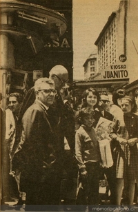 En su tradicional caminata a La Moneda, Jorge Alessandri espera luz roja, junto a Ernesto Pinto Lagarrigue