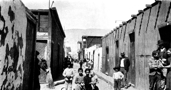 Niños y pobladores en calle principal del pueblo de La Noria, Tarapacá, ca. 1910