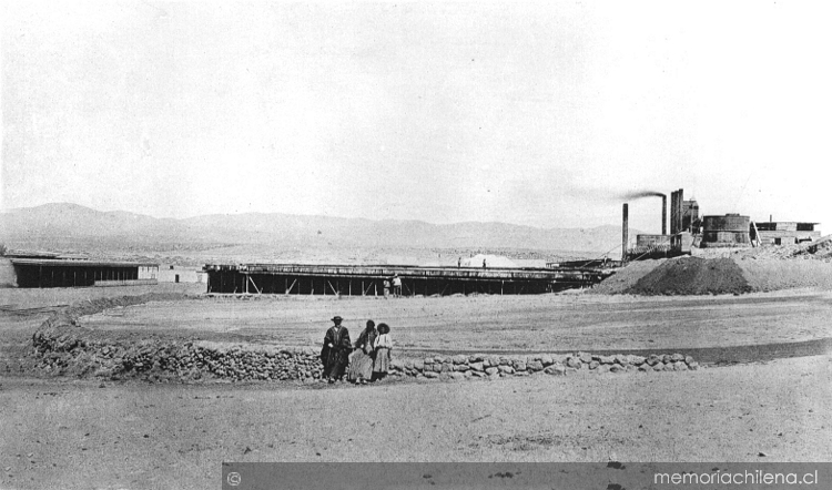 Familia andina en salitrera del cantón Huara, ca. 1910