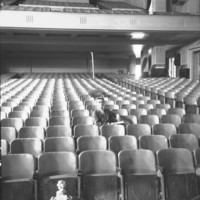 Ernst Uthoff en un teatro vacío, a mediados de los 60