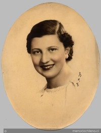 Retrato ovalado de mujer sonriente de pelo corto, ca. 1925
