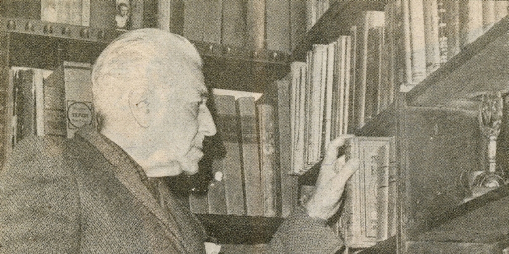 Pedro Sienna en su biblioteca