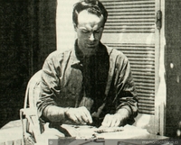 Luis Alberto Heiremans trabajando en su máquina de escribir