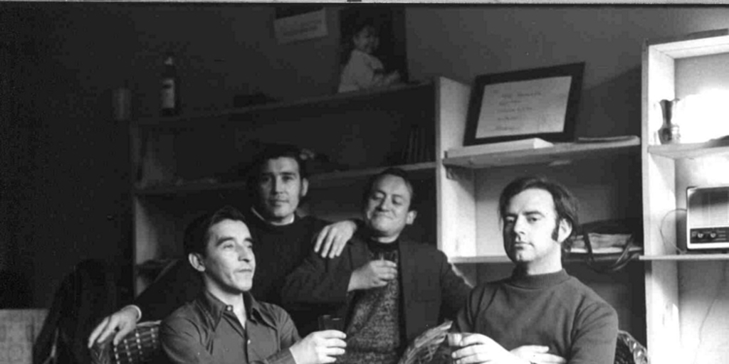 Rolando Cárdenas junto a Samuel "Chamelo" Donoso y Jorge Teillier, Santiago, 1968