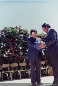 Fidel Sepúlveda junto al alcalde de Cobquecura, Luis Sepúlveda, durante la ceremonia en que se le declaró Hijo Ilustre de esta comuna, 1993