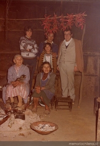 Fidel Sepúlveda en su casa natal de San José de Cobquecura, junto a su esposa Soledad Manterola y sus tías paternas, 1983
