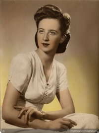 Joven y esbelta mujer posando sentada con sus manos sobre la falda de su vestido blanco, [entre 1930 y 1940]