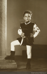 Niño vestido de príncipe con una espada en la mano, 1949