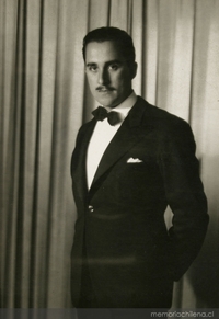 Hombre de traje oscuro, ca. 1948