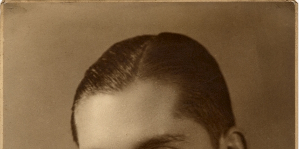 Hombre joven de facciones finas, con una camisa blanca de cuello alto, 1925
