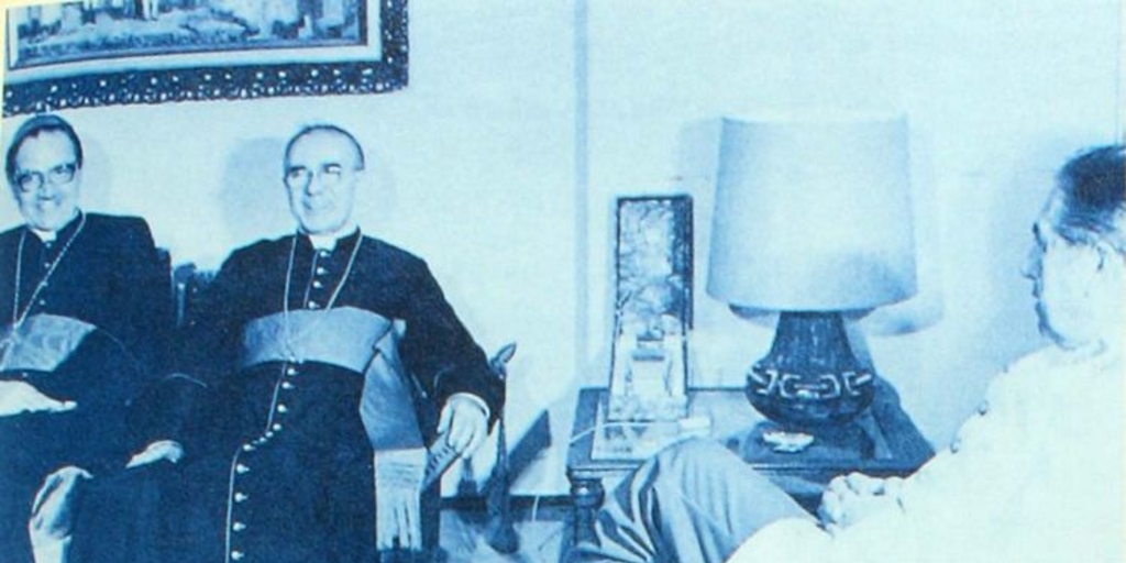 Augusto Pinochet junto a Nuncio Vaticano Monseñor Angelo Sodano y Cardenal Antonio Samoré, durante proceso de mediación papal