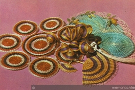 Individuales, flores de invención y abanico en fibras de Rari