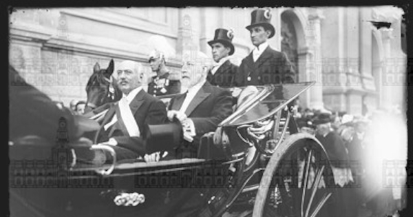 S. E. el Presidente Sanfuentes en un carruaje, tras salir de una ceremonia en la Catedral de Santiago, ca. 1915