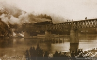 Vista de locomotora sobre puente Banco de Arena, 1916