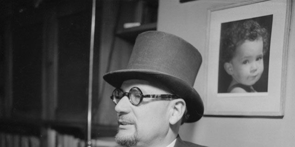 Retrato de perfil de Antonio Romera con sombrero de copa, 1966