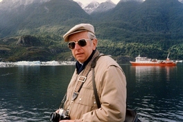 Juan Lémann con su cámara fotográfica en la Laguna San Rafael, 1990