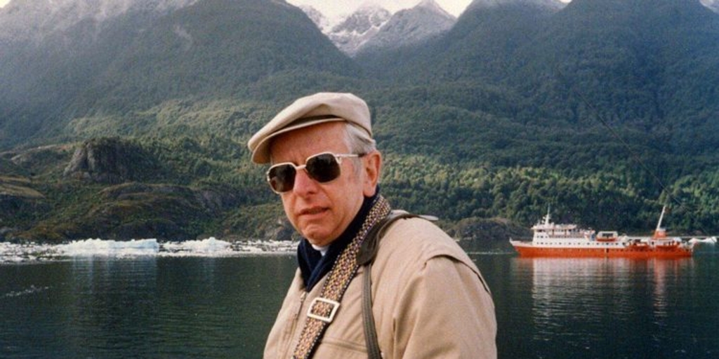 Juan Lémann con su cámara fotográfica en la Laguna San Rafael, 1990