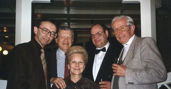 Juan Lémann en la celebración del cumpleaños de Andrei Podgorny, director de la Academia Musical Grassin, Moscú, 1996