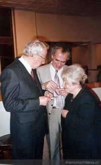 Juan Lémann con el compositor ruso Alexander Vustin y su señora, Moscú, 1996