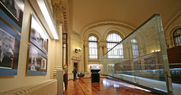 Vista de Salón Bicentenario, con parquet instalado por Guillermo Küpfer y luminarias laterales instaladas por la Casa A.E.G.
