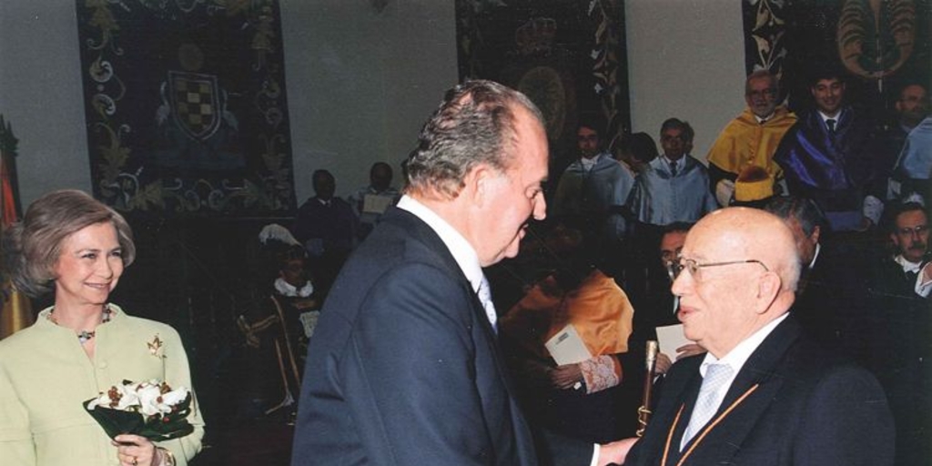Gonzalo Rojas recibe el saludo del Rey Juan Carlos I de España durante la ceremonia de recepción del Premio Cervantes, en el Paraninfo de la Universidad de Alcalá de Henares, 23 de abril de 2004
