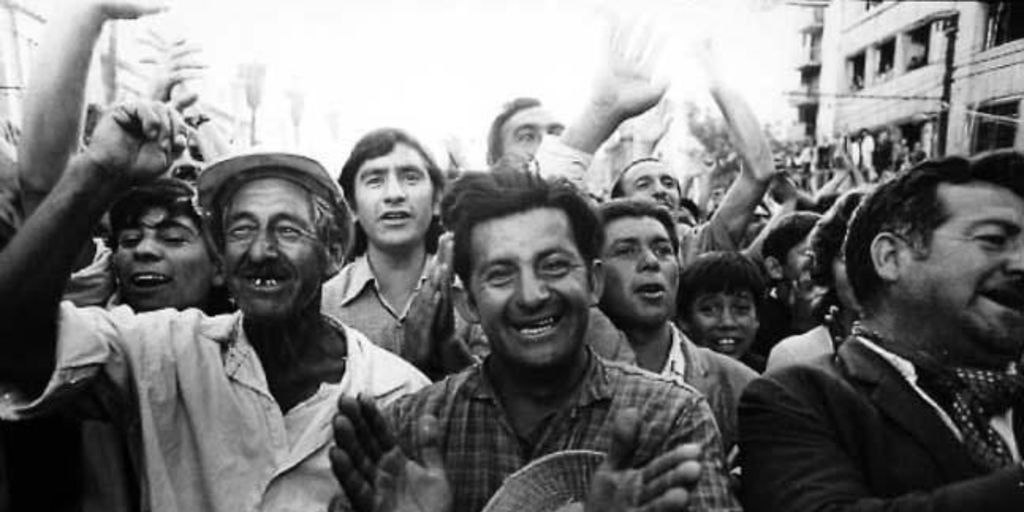 Obreros y campesinos en concentración de la Unidad Popular, hacia 1970