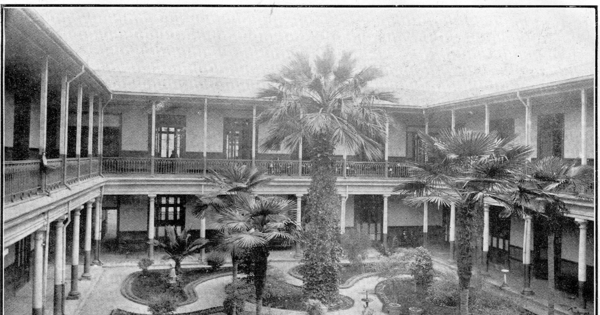 Patio principal del Instituto Nacional, 1913