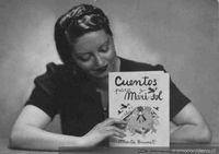 Marta Brunet presentando su libro Cuentos para Marisol, 1938