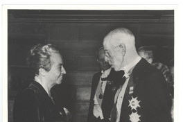 Gabriela Mistral recibiendo el Premio Nobel de Literatura, 1945