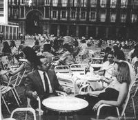 Zaldívar y Florencia Varas en la Plaza Mayor de Madrid, julio de 1981