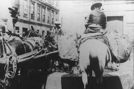Campesinos a caballo en la ciudad, hacia 1906