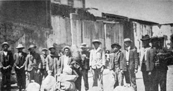 Obreros detenidos conduciendo sus equipajes, 1908