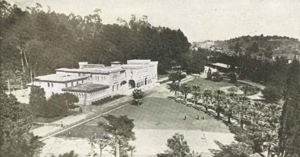 Vista general por el costado de la terraza de las palmeras, del palacio de la señora Blanca Vergara de Errázuriz