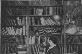 Medina en su biblioteca acompañado por su esposa Mercedes Ibáñez