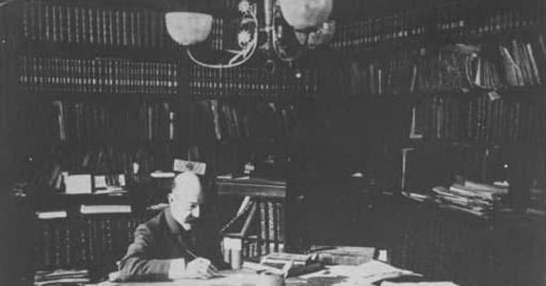 José Toribio Medina en su estudio, 1910