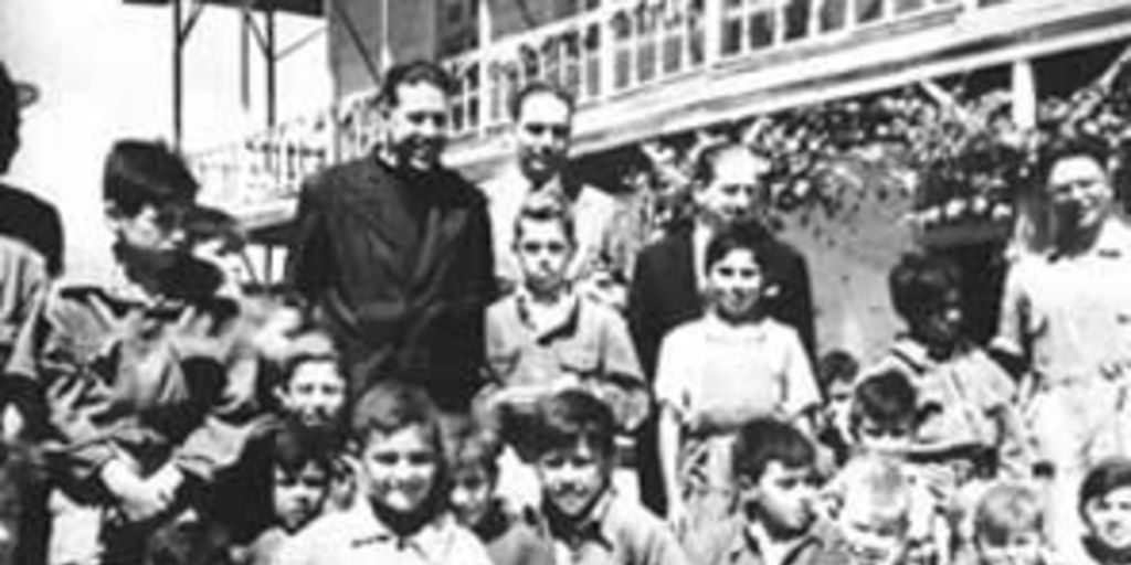 Padre Alberto Hurtado con niños