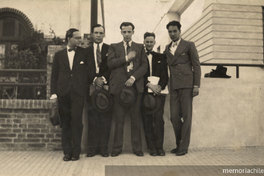 Humberto Díaz Casanueva junto a cuatro hombres, hacia 1947