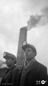 Móviles: Mineros de la mina de carbón de Lota, 1940. Fotografía de Ignacio Hochhäusler.