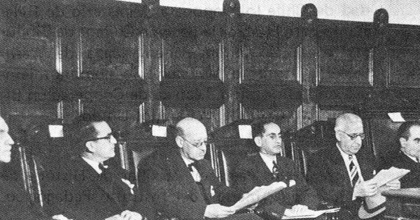 Guillermo Feliú Cruz en Salon de Honor de la Universidad de Chile, hacia 1950