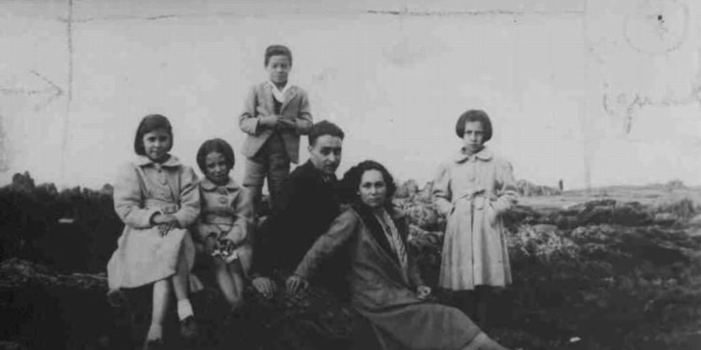 Óscar Castro junto a su esposa Isolda, rodeados por los sobrinos del poeta, hacia 1939