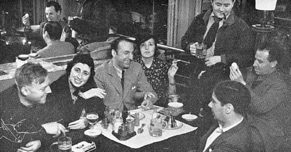 Pablo Neruda y Delia del Carril en Madrid. Los acompañan Raúl González Tuñón  y su mujer de entonces, Amparo Mom, y otros, de las Milicias Republicanas