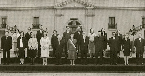 Foto oficial del primer gabinete de la Presidenta Michelle Bachelet, 2006