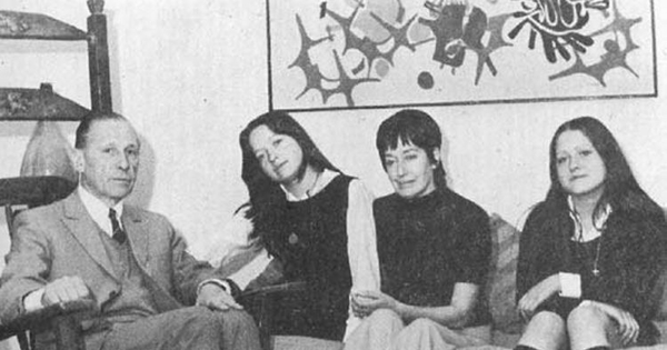 María Silva Ossa con Carlos René Correa y dos de sus hijas