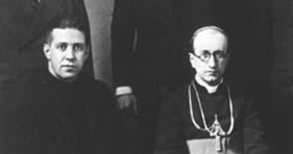 Alberto Hurtado Cruchaga con monseñor Manuel Larraín Errázuriz, en el 25 aniversario de su episcopado