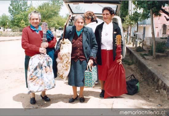 Cantoras de Portezuelo llegando al encuentro anual de Cantoras, Portezuelo, 1992