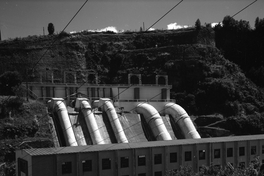 Edificio y tuberías de la Central Hidroeléctrica Pilmaiquén, hacia 1960
